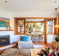 Treetops - elegant inviting designer cedar home - Grafton Accommodation
