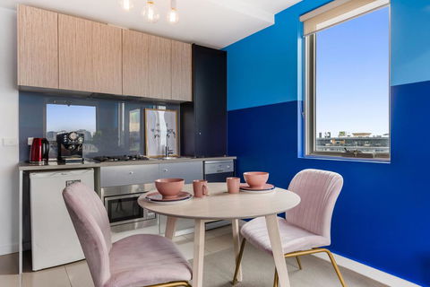 Trendy And Central One Bed Apartment With Views - Grafton Accommodation 3