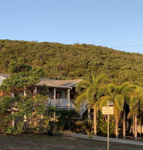 Tropical Styling - Grafton Accommodation 3