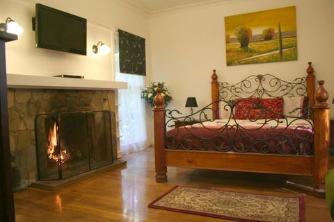 Tudor Cottages - Grafton Accommodation 0