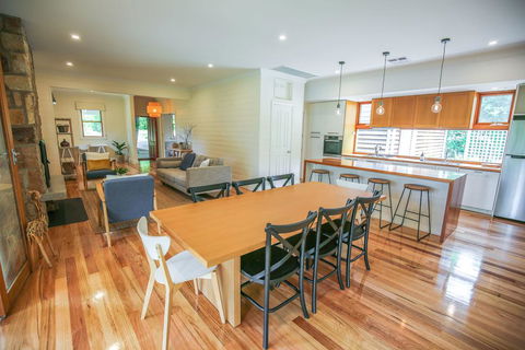 Two Oaks - Grafton Accommodation 1