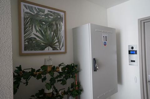 U101 Brunswick Living Brand New Deluxe Balcony Apartment Close To Airport And CBD - Grafton Accommodation 3