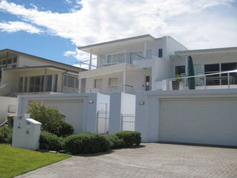 Ultimate Beach House' 19a Graham Street - Views , Peace & Quiet - Grafton Accommodation 2