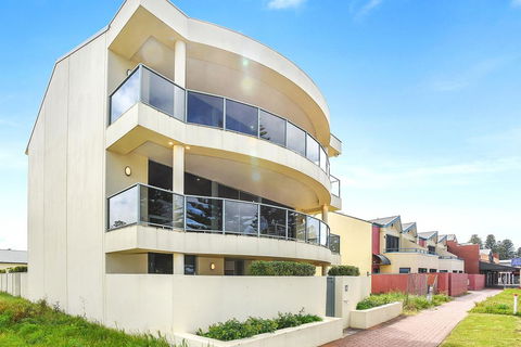 Ultimate Esplanade - 3 Storey Experience - WiFi - Grafton Accommodation 3