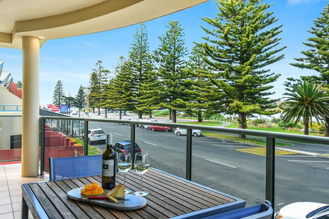 Ultimate Esplanade - 3 Storey Experience - WiFi - Grafton Accommodation 1