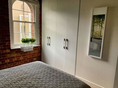 Ultra-chic Top Floor New York Style Loft Apartment - Grafton Accommodation 1