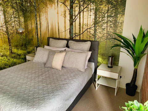 Ultra-chic Top Floor New York Style Loft Apartment - Grafton Accommodation 2