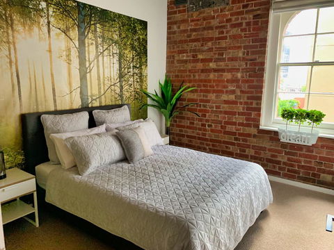 Ultra-chic Top Floor New York Style Loft Apartment - Grafton Accommodation 3