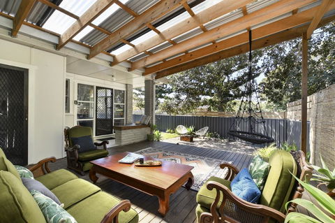 UMINA BEACH KOKOMO- Walk To The Beach, FAMILY And PET FRIENDLY Set Of 3 Vintage Original Holiday Flats & Vintage Caravan And Bat - Grafton Accommodation 2