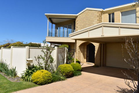 VIEWS FOREVER - INVERLOCH - Grafton Accommodation 0