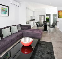 Views from Red Hill - Modern and Spacious Split-Level Executive 3BR Red Hill Apartment Close to CBD - Grafton Accommodation