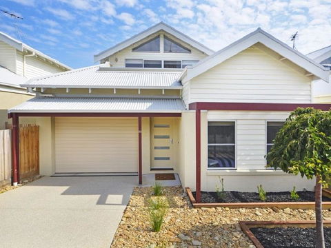 Villa By The Sea - Grafton Accommodation 3
