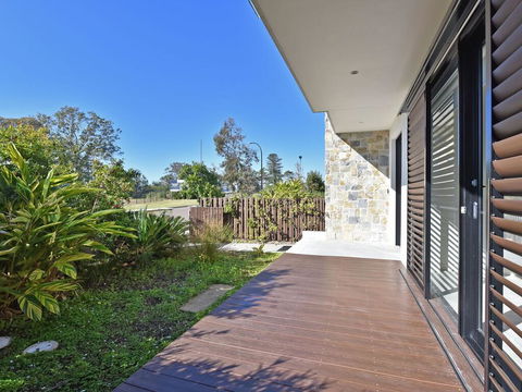 Villa Positano Waterside At Trinity Point - Grafton Accommodation 2
