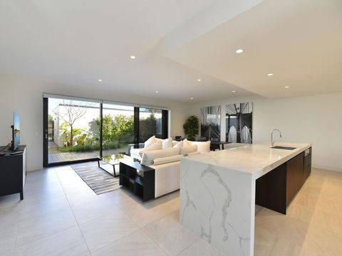 Villa Positano Waterside At Trinity Point - Grafton Accommodation 3