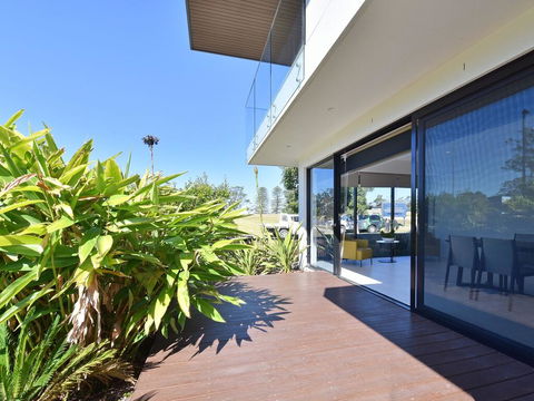 Villa Sorrento Waterside At Trinity Point - Grafton Accommodation 2