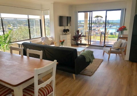 Vista Marina Penthouse #6 - Grafton Accommodation 2