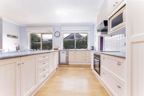 WALKIN ON SUNSHINE - STROLL TO BEACH BREAK - Grafton Accommodation 2