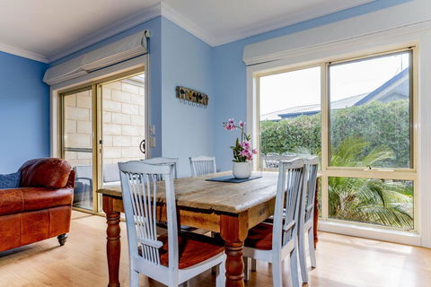 WALKIN ON SUNSHINE - STROLL TO BEACH BREAK - Grafton Accommodation 1