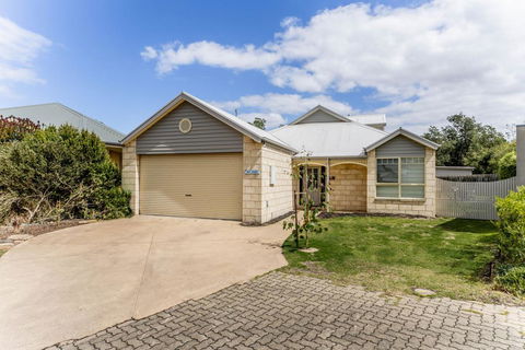 WALKIN' ON SUNSHINE - Grafton Accommodation 0