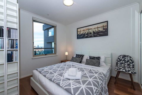 St Kilda Road Park View 3 Bedroom Luxury Apartment - Grafton Accommodation 6