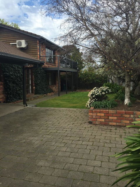 Bricks And Roses - Grafton Accommodation 3
