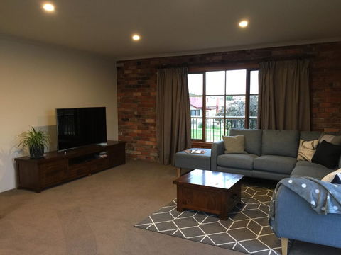 Bricks And Roses - Grafton Accommodation 11