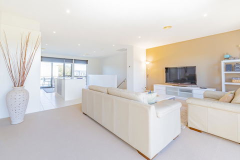 Stylish 3 Bedroom Townhouse - Free Parking - Grafton Accommodation 4