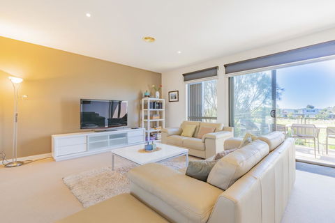 Stylish 3 Bedroom Townhouse - Free Parking - Grafton Accommodation 9