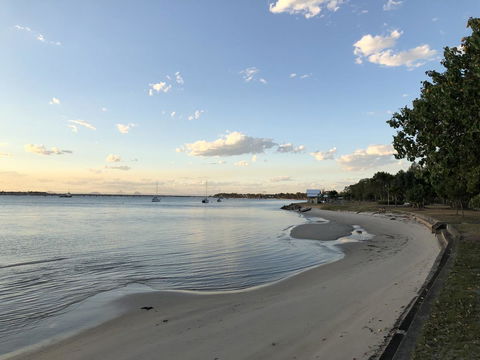 Bribie Island Hotel - Grafton Accommodation 24