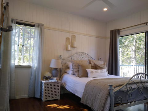 Lake Weyba Noosa Lodge & Kangaroos - Grafton Accommodation 1