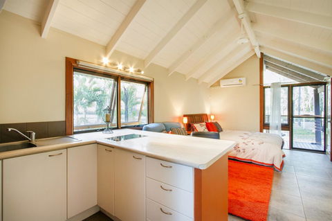 Airlie Beach Eco Cabins - Adults Only - Grafton Accommodation 12