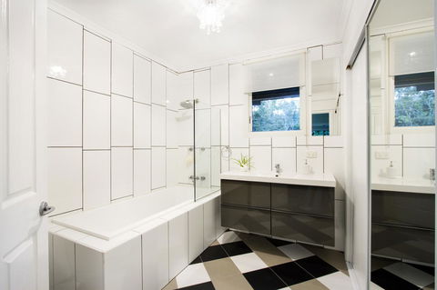 Airlie Beach Eco Cabins - Adults Only - Grafton Accommodation 35