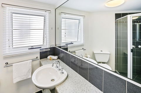 On The Beach Apartments - Grafton Accommodation 3