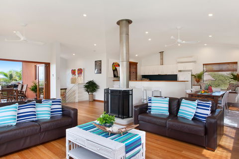 Jolly Roger's Beach House - Grafton Accommodation 2