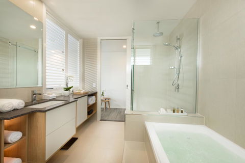 Heart Hotel And Gallery Whitsundays - Grafton Accommodation 1