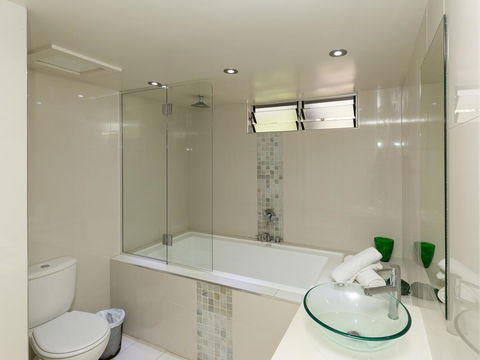 Beach Lodges - Grafton Accommodation 12