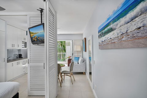 Palm Cove Paradise - Couples Spa Beach Getaway - Grafton Accommodation 4