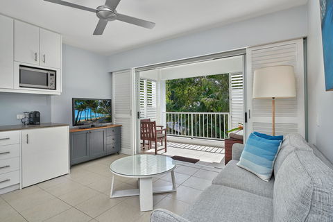 Palm Cove Paradise - Couples Spa Beach Getaway - Grafton Accommodation 11