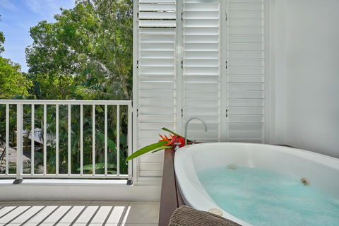 Palm Cove Paradise - Couples Spa Beach Getaway - Grafton Accommodation 3