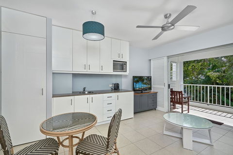 Palm Cove Paradise - Couples Spa Beach Getaway - Grafton Accommodation 9