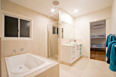 Whitsunday Luxury Homes - Grafton Accommodation 24