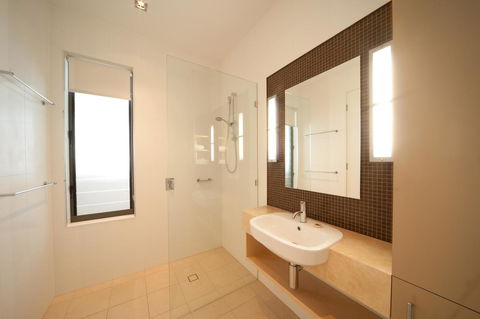The Boathouse Apartments - Grafton Accommodation 13