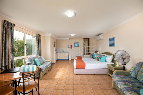 Sunlit Waters Studio Apartments - Grafton Accommodation 42