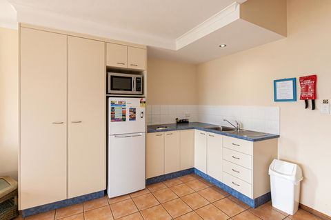 Sunlit Waters Studio Apartments - Grafton Accommodation 40