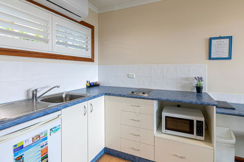 Sunlit Waters Studio Apartments - Grafton Accommodation 12