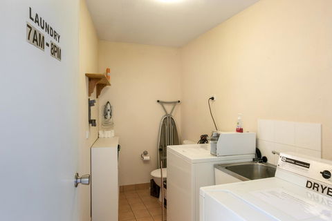 Sunlit Waters Studio Apartments - Grafton Accommodation 9