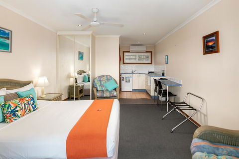 Sunlit Waters Studio Apartments - Grafton Accommodation 14