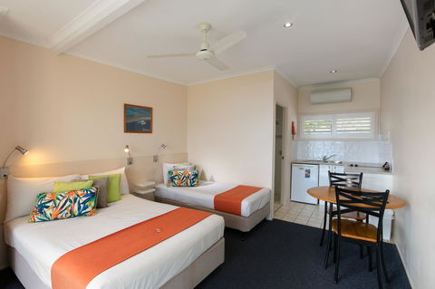 Sunlit Waters Studio Apartments - Grafton Accommodation 21