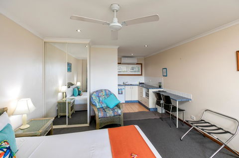 Sunlit Waters Studio Apartments - Grafton Accommodation 13