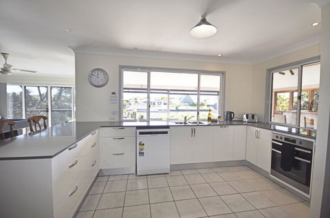 Bribie Island Canal Holiday Destination! - Grafton Accommodation 5
